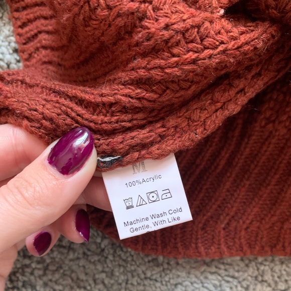 Wavy Hemmed Cropped Sweater with Buttons - Picture 4 of 5